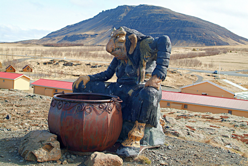 Из Рейкьявика к водопадам Hraunfossar и за мидиями, недалеко от Hafnarfjörður. Май 2020.