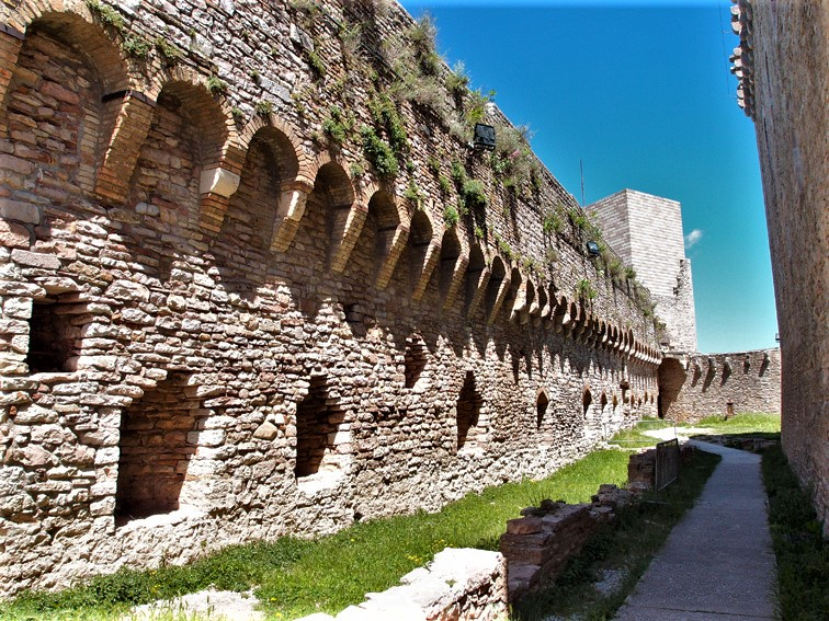 Да будет праздник! Ассизи (Assisi) в начале мая, Умбрия.