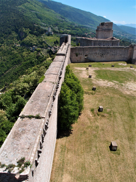 Да будет праздник! Ассизи (Assisi) в начале мая, Умбрия.