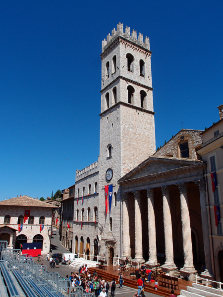 Да будет праздник! Ассизи (Assisi) в начале мая, Умбрия.