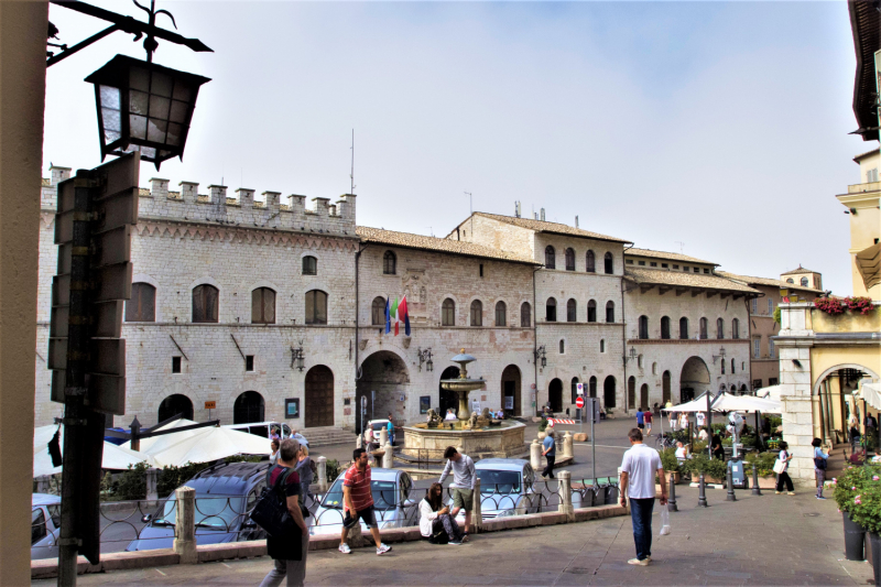 Да будет праздник! Ассизи (Assisi) в начале мая, Умбрия.