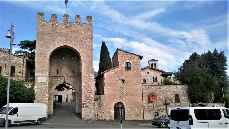 Да будет праздник! Ассизи (Assisi) в начале мая, Умбрия.