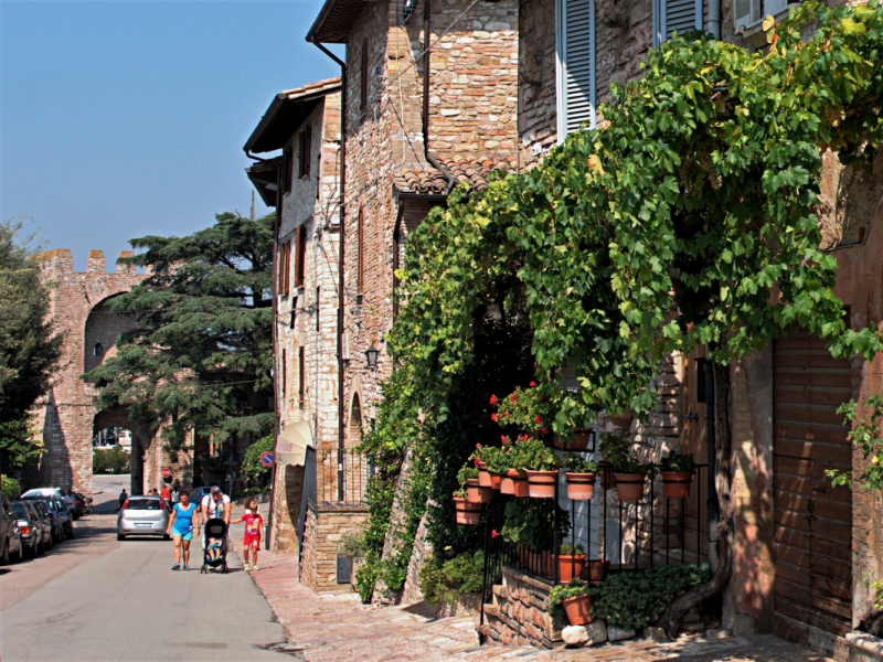 Да будет праздник! Ассизи (Assisi) в начале мая, Умбрия.