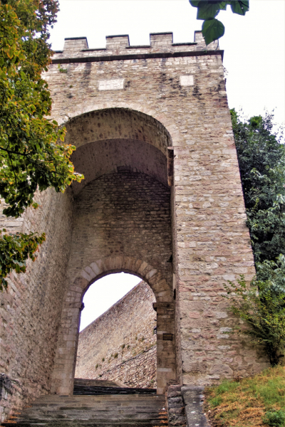 Да будет праздник! Ассизи (Assisi) в начале мая, Умбрия.