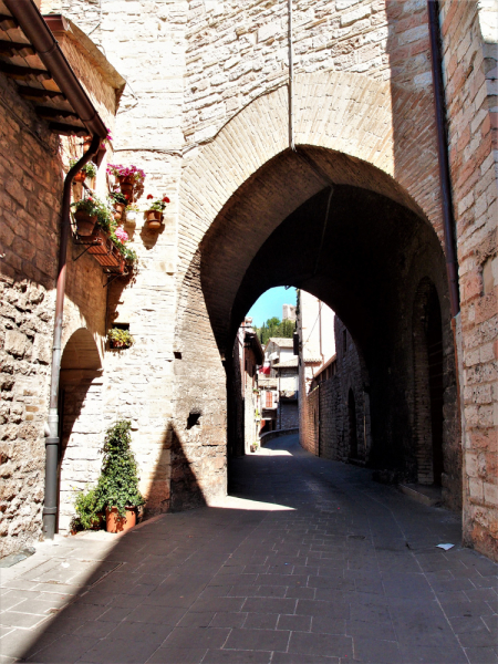 Да будет праздник! Ассизи (Assisi) в начале мая, Умбрия.