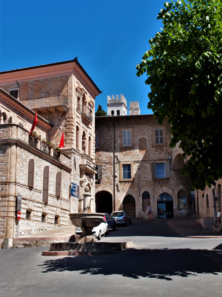 Да будет праздник! Ассизи (Assisi) в начале мая, Умбрия.