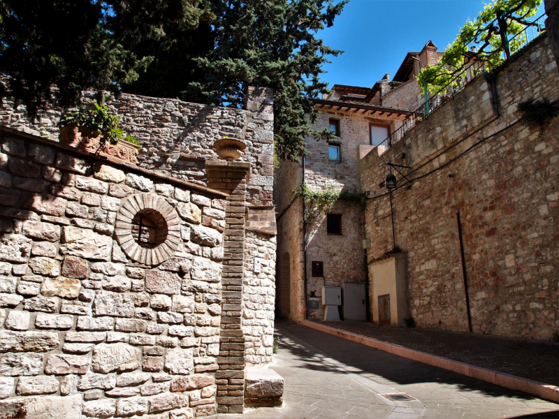 Да будет праздник! Ассизи (Assisi) в начале мая, Умбрия.