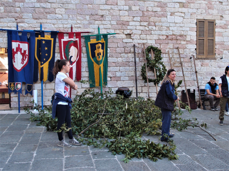 Да будет праздник! Ассизи (Assisi) в начале мая, Умбрия.