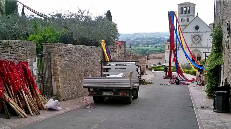 Да будет праздник! Ассизи (Assisi) в начале мая, Умбрия.