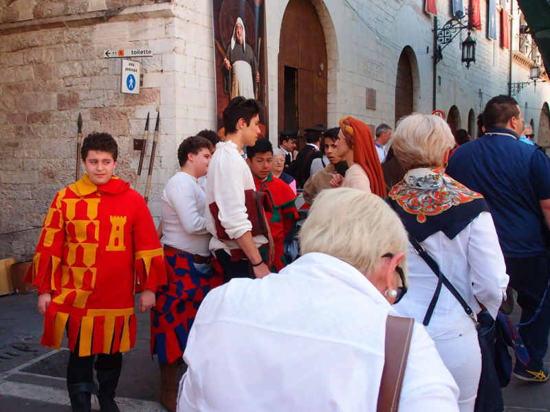 Да будет праздник! Ассизи (Assisi) в начале мая, Умбрия.