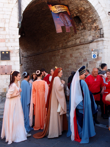 Да будет праздник! Ассизи (Assisi) в начале мая, Умбрия.