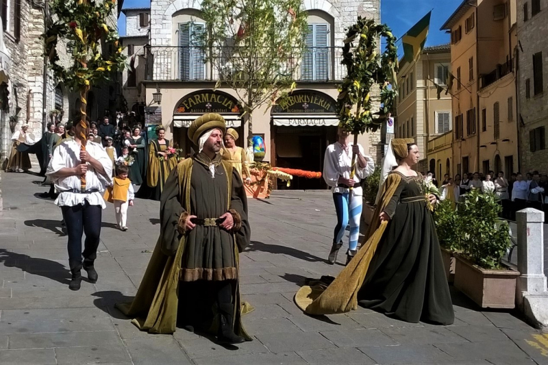 Да будет праздник! Ассизи (Assisi) в начале мая, Умбрия.