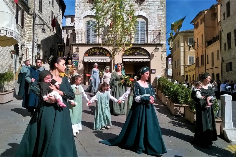 Да будет праздник! Ассизи (Assisi) в начале мая, Умбрия.