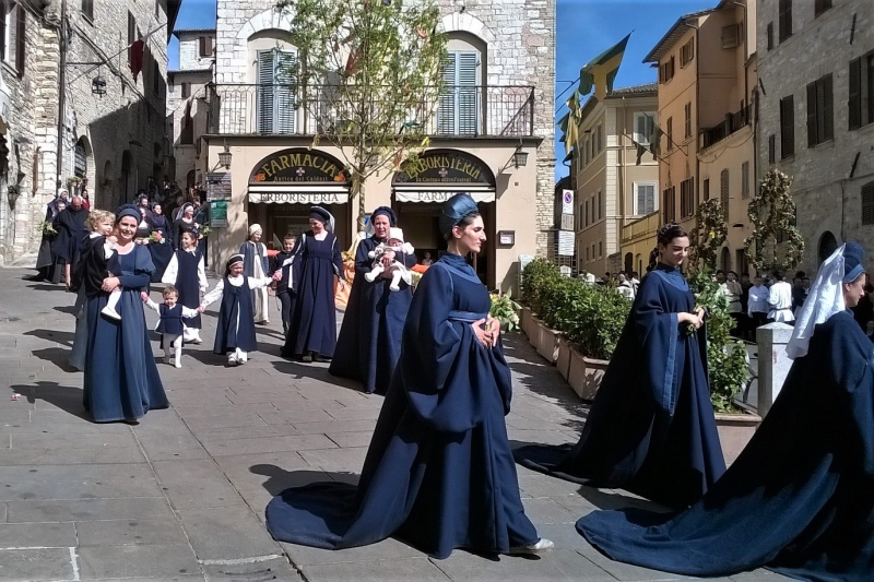 Да будет праздник! Ассизи (Assisi) в начале мая, Умбрия.