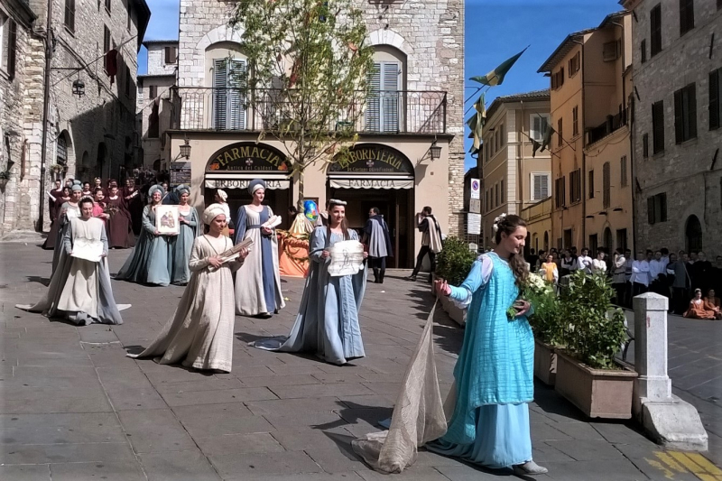 Да будет праздник! Ассизи (Assisi) в начале мая, Умбрия.