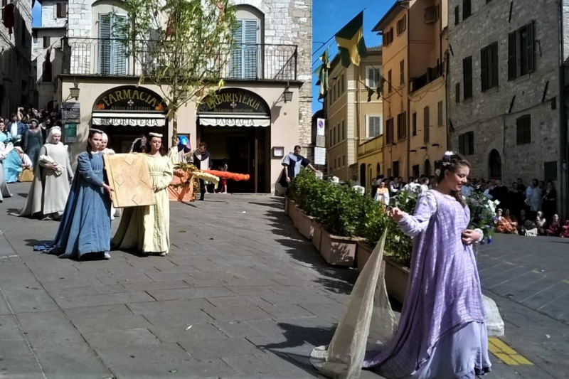 Да будет праздник! Ассизи (Assisi) в начале мая, Умбрия.