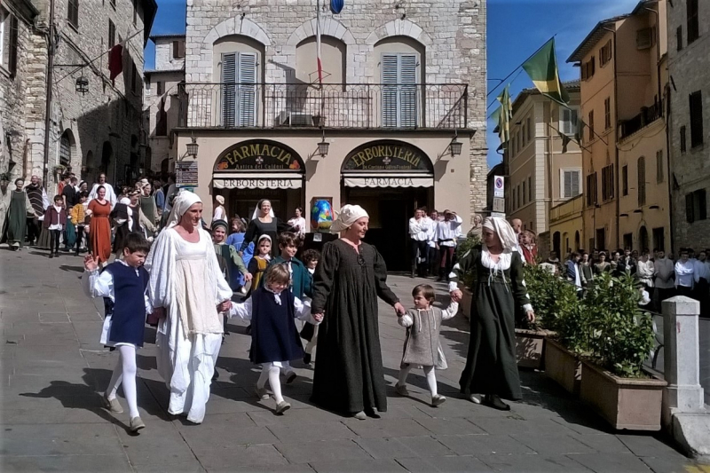 Да будет праздник! Ассизи (Assisi) в начале мая, Умбрия.