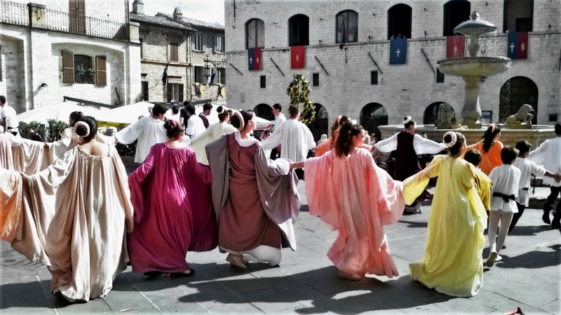 Да будет праздник! Ассизи (Assisi) в начале мая, Умбрия.