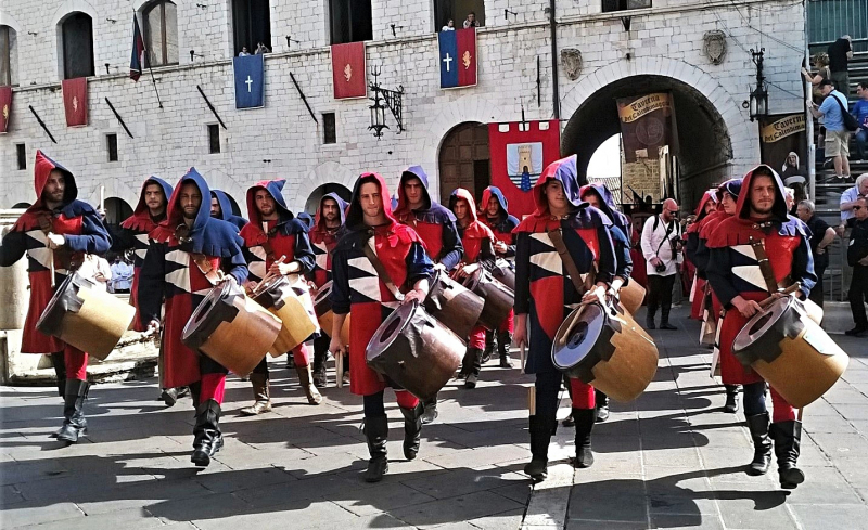 Да будет праздник! Ассизи (Assisi) в начале мая, Умбрия.