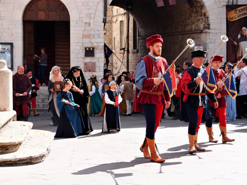 Да будет праздник! Ассизи (Assisi) в начале мая, Умбрия.