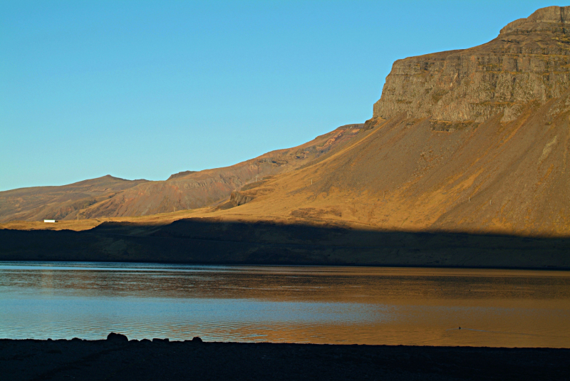 Hvalfjörður. Остатки англо-американской базы, самый маленький маяк, 2 затонувших судна, вытащенные на берег. Октябрь 2020.