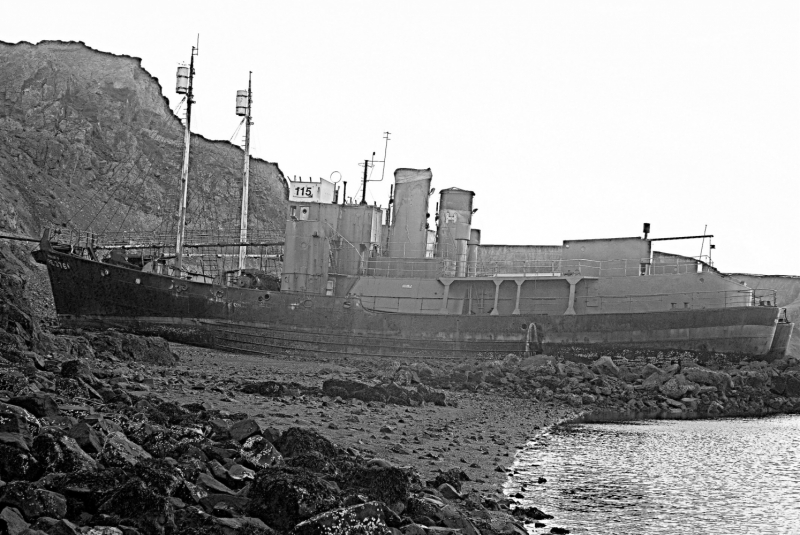 Hvalfjörður. Остатки англо-американской базы, самый маленький маяк, 2 затонувших судна, вытащенные на берег. Октябрь 2020.