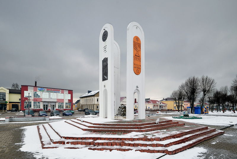 Iўе. Камсамольскi пляц. Мэмарыял дружбы чатырох канфесій - 01