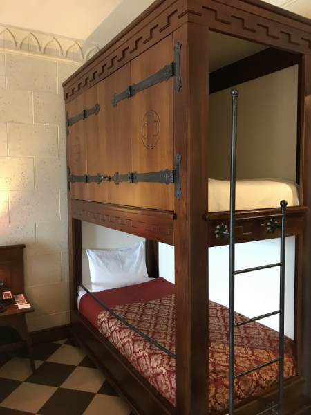 Сочи-Парк/отель Богатырь vs DisneyShanghai/Toy Story hotel