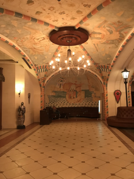 Сочи-Парк/отель Богатырь vs DisneyShanghai/Toy Story hotel