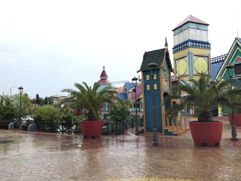 Сочи-Парк/отель Богатырь vs DisneyShanghai/Toy Story hotel