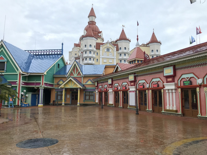 Сочи-Парк/отель Богатырь vs DisneyShanghai/Toy Story hotel