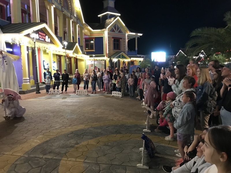 Сочи-Парк/отель Богатырь vs DisneyShanghai/Toy Story hotel