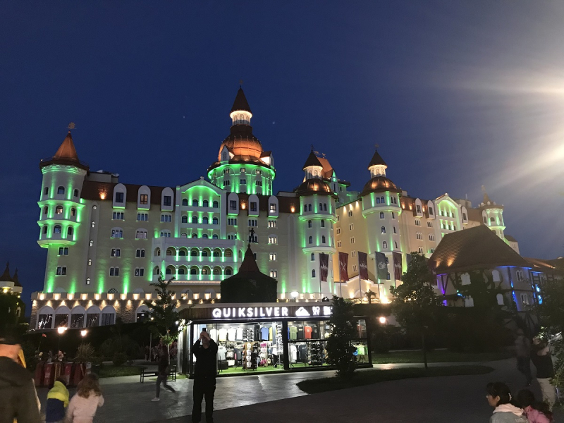 Сочи-Парк/отель Богатырь vs DisneyShanghai/Toy Story hotel