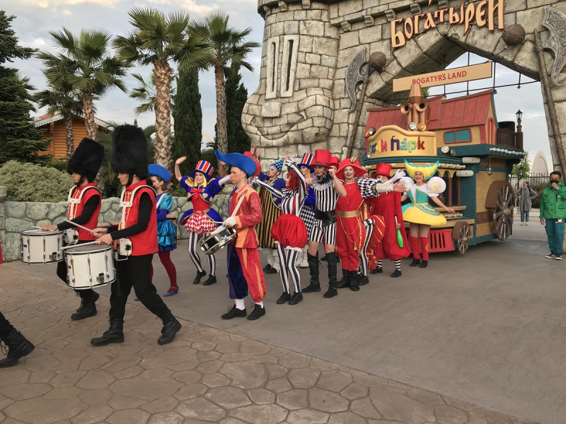 Сочи-Парк/отель Богатырь vs DisneyShanghai/Toy Story hotel