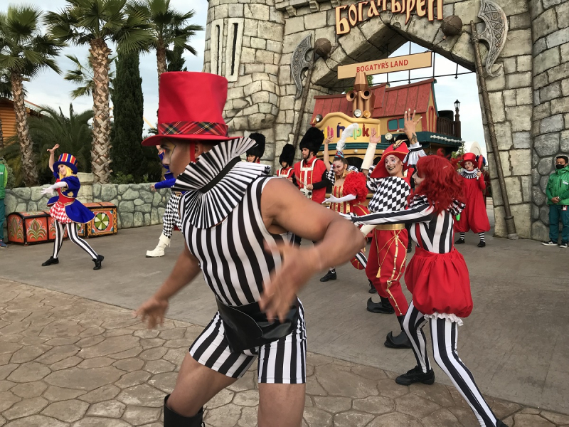 Сочи-Парк/отель Богатырь vs DisneyShanghai/Toy Story hotel