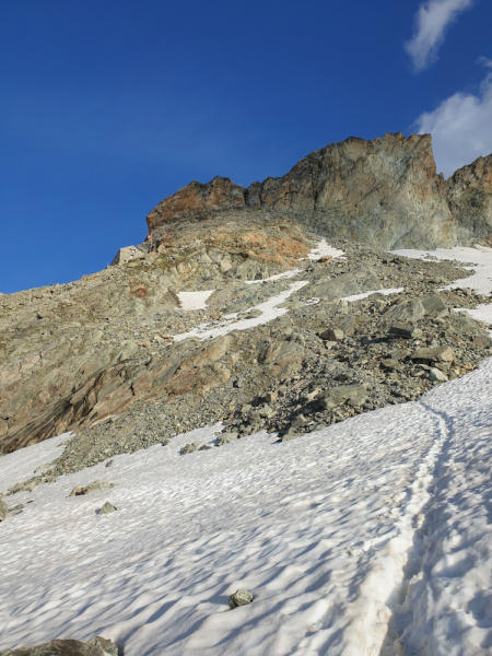 Zermatt: почти Zinalrothorn 4221, два Breithorn'a 4164 и 4159. Бонустрэк: Берн и Люцерн