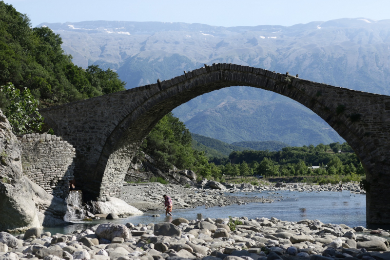 Такая удивительная и разная Албания: лабиринты улочек старинных городков, вкуснющая рыба, горные реки, водопады и бирюзовое море!