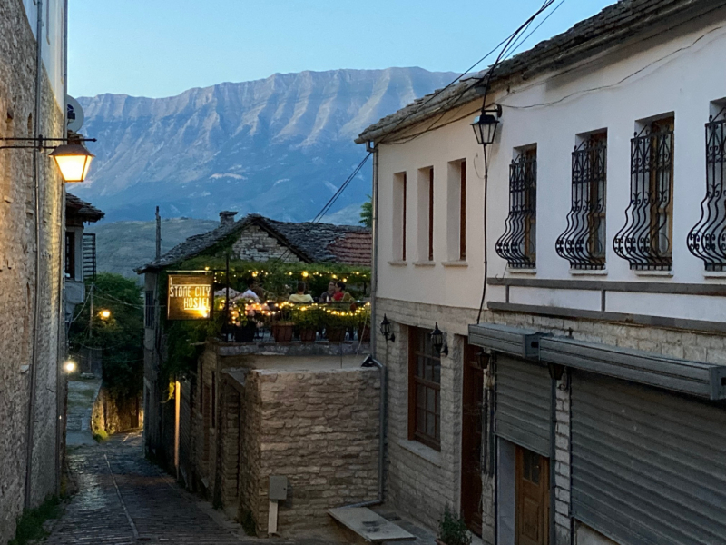 Такая удивительная и разная Албания: лабиринты улочек старинных городков, вкуснющая рыба, горные реки, водопады и бирюзовое море!