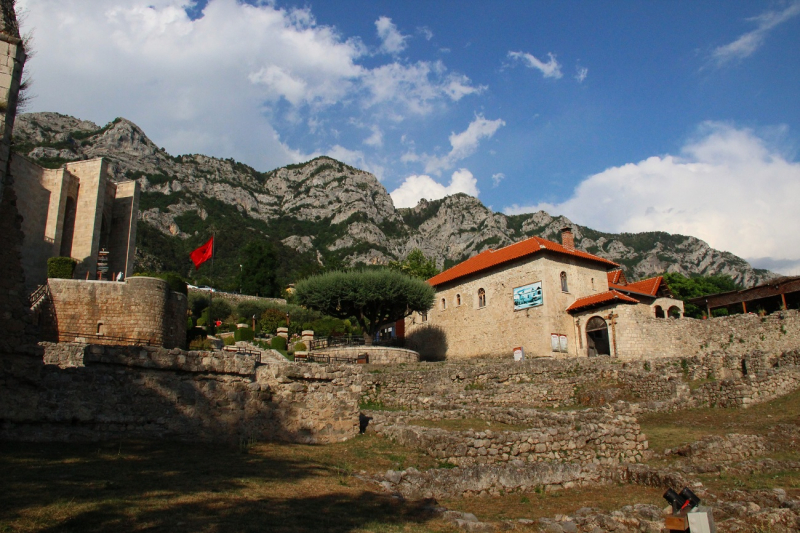 Такая удивительная и разная Албания: лабиринты улочек старинных городков, вкуснющая рыба, горные реки, водопады и бирюзовое море!