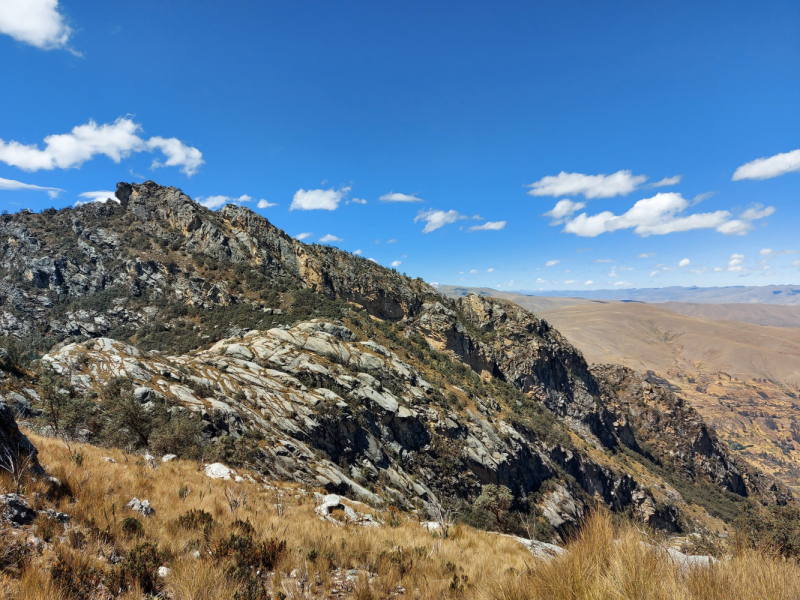 Активный взгляд на Перу летом 2022 г. (трое здоровы, а у одного ножка болит)