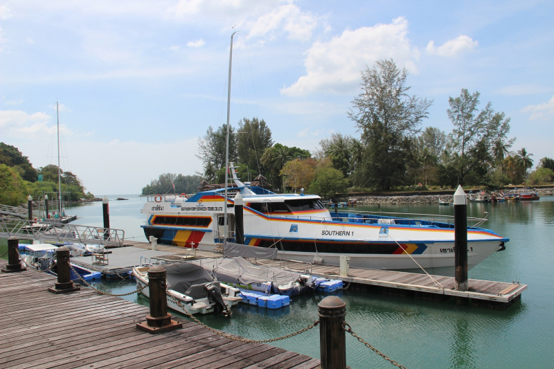 Две недели в Таиланде – это же, конечно, ни о чем. Немного Ко Липе, чуть-чуть озера Чео Лан, грамулька Пхи-Пхи. И капелюшка Малайзии (Куала-Лумпур).