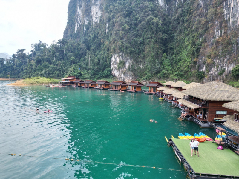 Две недели в Таиланде – это же, конечно, ни о чем. Немного Ко Липе, чуть-чуть озера Чео Лан, грамулька Пхи-Пхи. И капелюшка Малайзии (Куала-Лумпур).