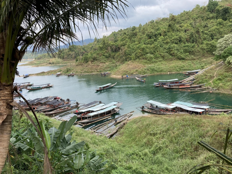 Две недели в Таиланде – это же, конечно, ни о чем. Немного Ко Липе, чуть-чуть озера Чео Лан, грамулька Пхи-Пхи. И капелюшка Малайзии (Куала-Лумпур).
