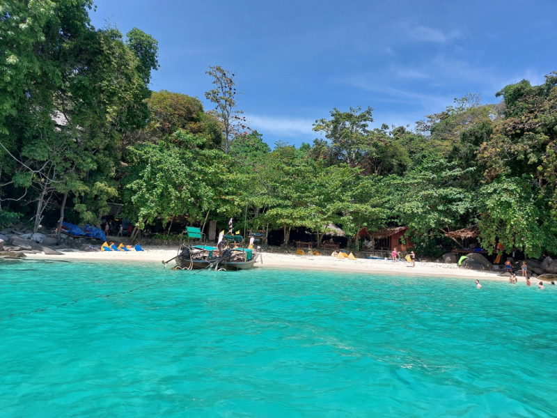 Две недели в Таиланде – это же, конечно, ни о чем. Немного Ко Липе, чуть-чуть озера Чео Лан, грамулька Пхи-Пхи. И капелюшка Малайзии (Куала-Лумпур).