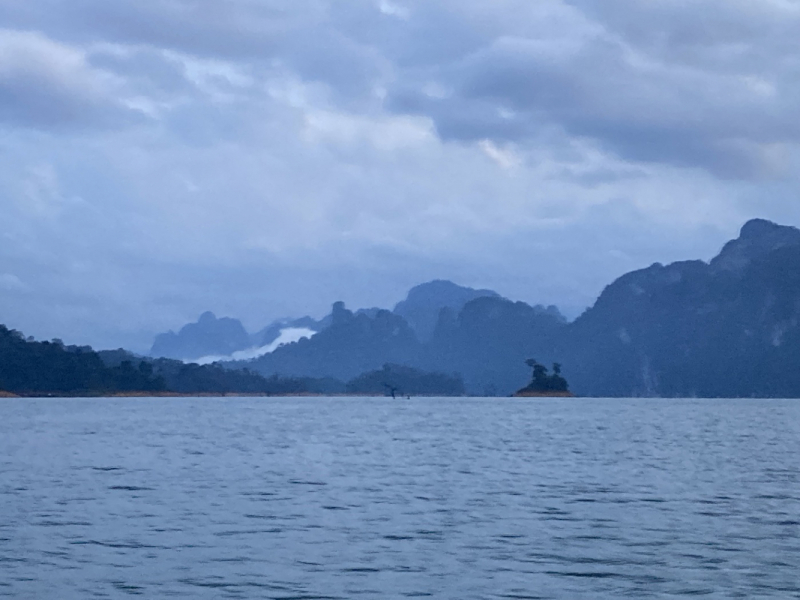 Две недели в Таиланде – это же, конечно, ни о чем. Немного Ко Липе, чуть-чуть озера Чео Лан, грамулька Пхи-Пхи. И капелюшка Малайзии (Куала-Лумпур).