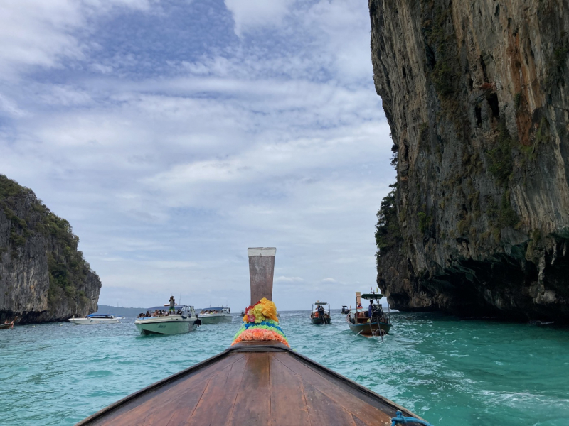Две недели в Таиланде – это же, конечно, ни о чем. Немного Ко Липе, чуть-чуть озера Чео Лан, грамулька Пхи-Пхи. И капелюшка Малайзии (Куала-Лумпур).