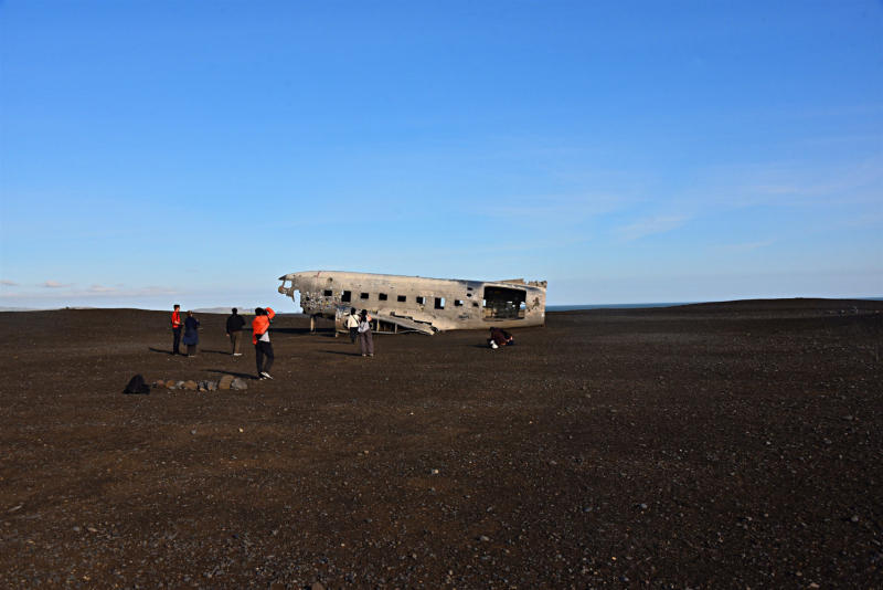Из Рейкьявика на юг Исландии ( Что искали нацисты из Аненербе в пещере Rútshellir,  история крушения самолета DC-3, Dyrhólaey,  Jökulsárlón).