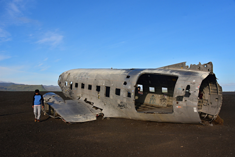Из Рейкьявика на юг Исландии ( Что искали нацисты из Аненербе в пещере Rútshellir,  история крушения самолета DC-3, Dyrhólaey,  Jökulsárlón).