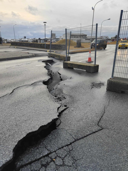 Чрезвычайное положение из-за землетрясения на полуострове Reykjanes прошлой ночью.