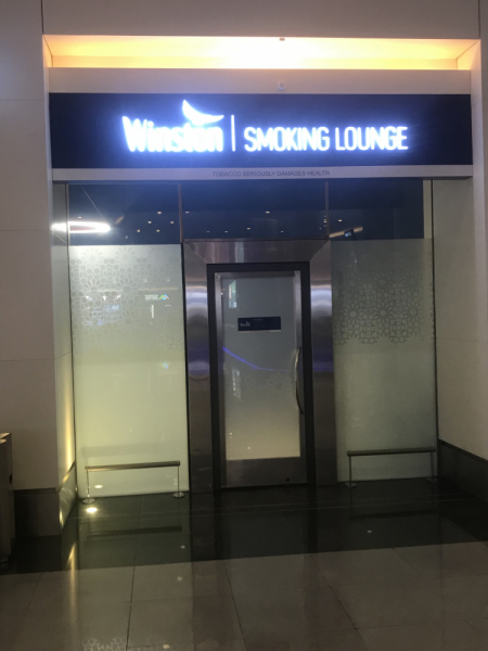 Курилки в аэропортах мира